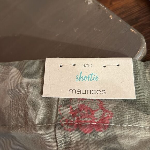 NWT Maurice, camo shorts with a cute pink flower- size 9/10🌸 - Picture 9 of 9